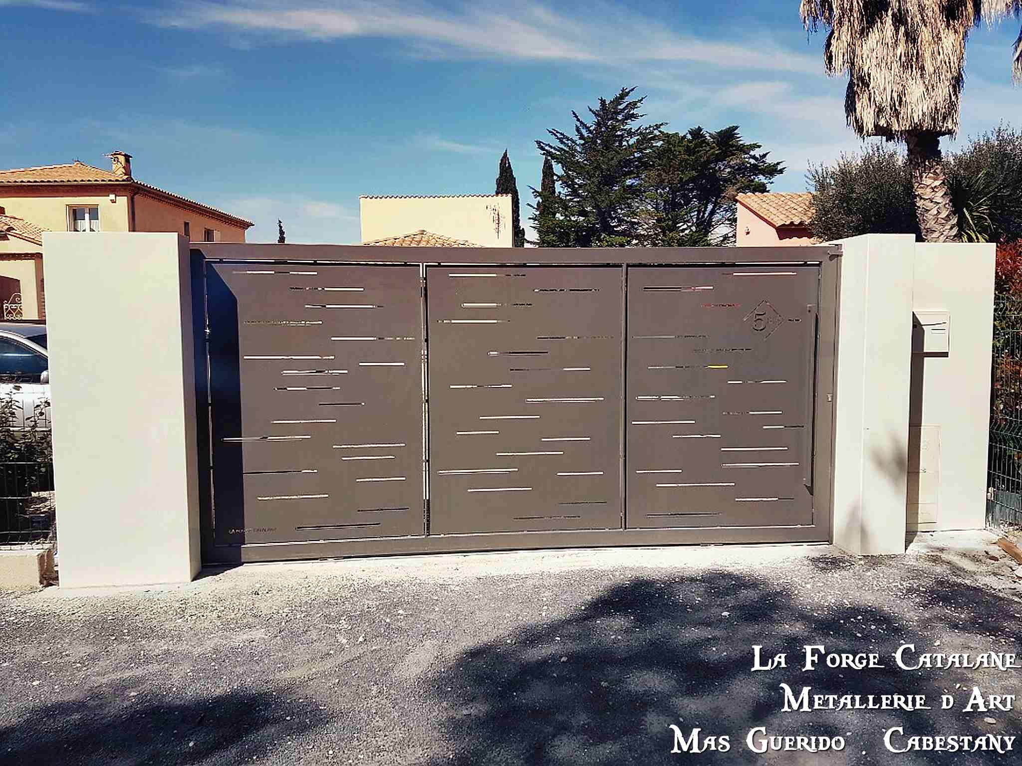 Portail coulissant moderne decoupe laser thermolaque baton marechal fer La Forge Catalane Cabestany.jpg